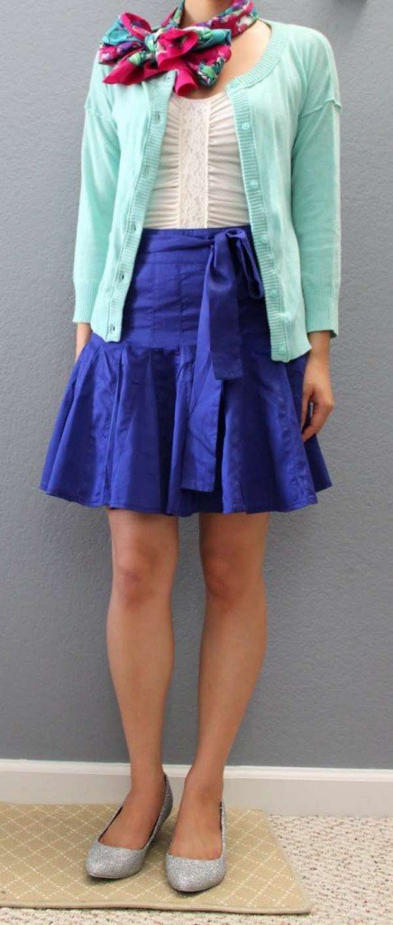 С чем носить синюю юбку молодым девушкам