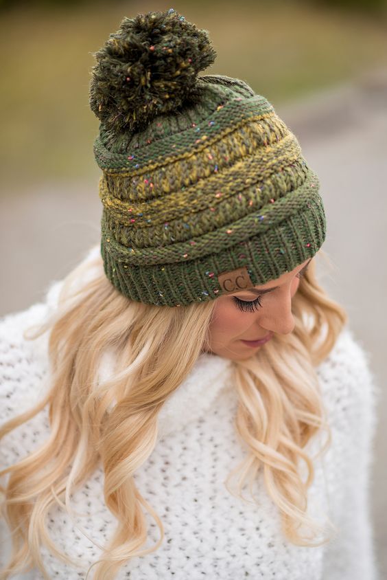 Вязаная шапка с помпоном