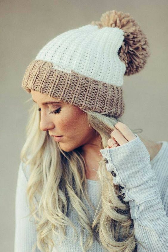 Вязаная шапка с помпоном