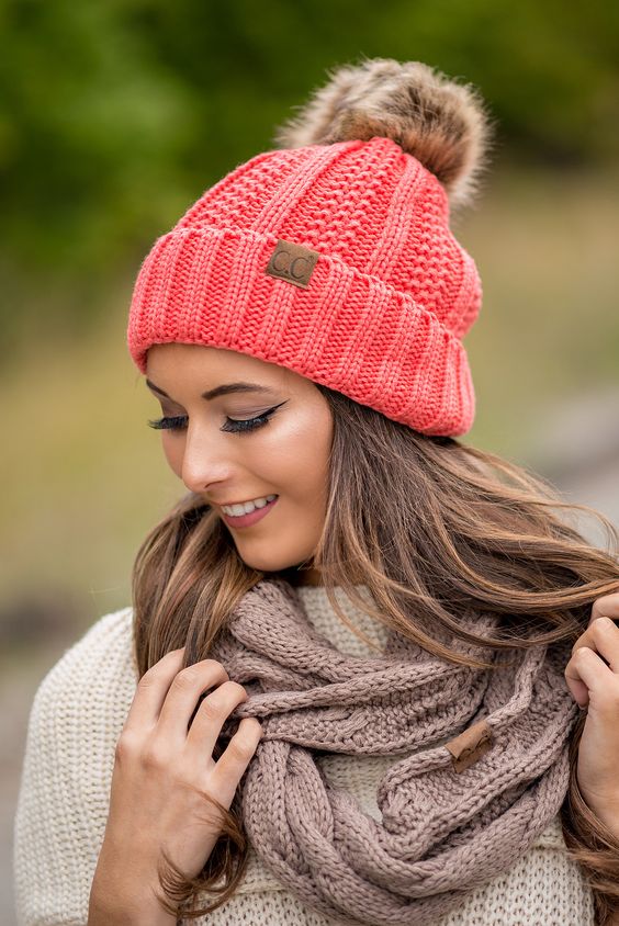 Вязаная шапка с помпоном