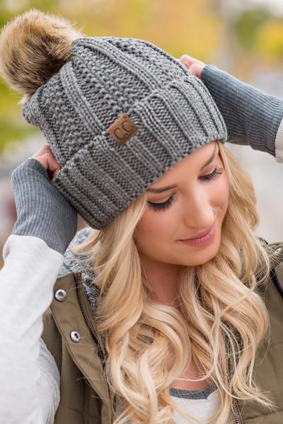 Вязаная шапка с помпоном