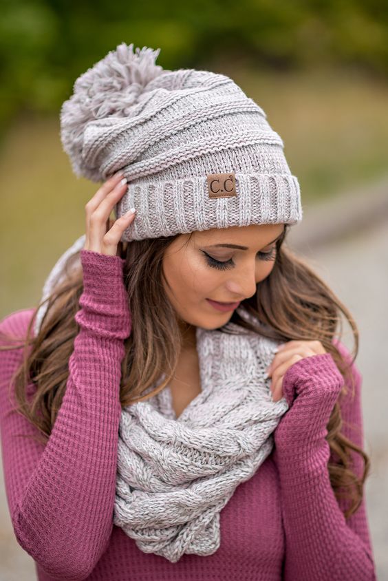 Вязаная шапка с помпоном