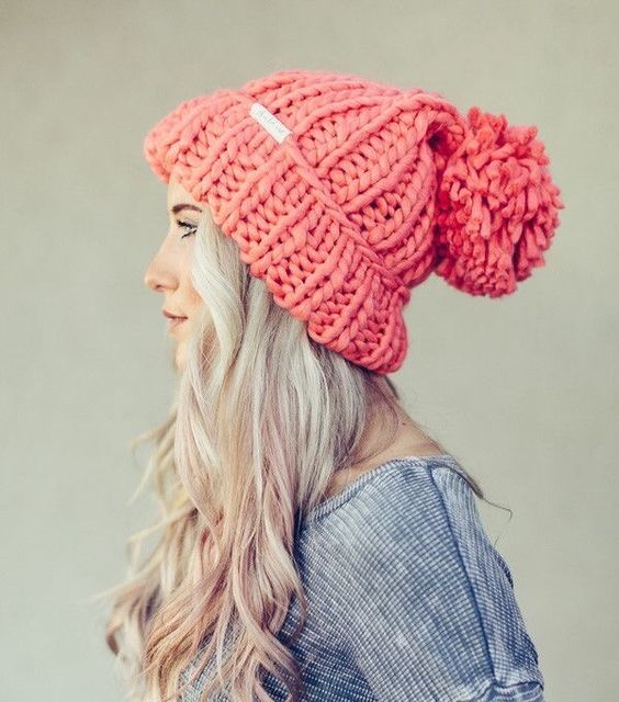Вязаная шапка с помпоном