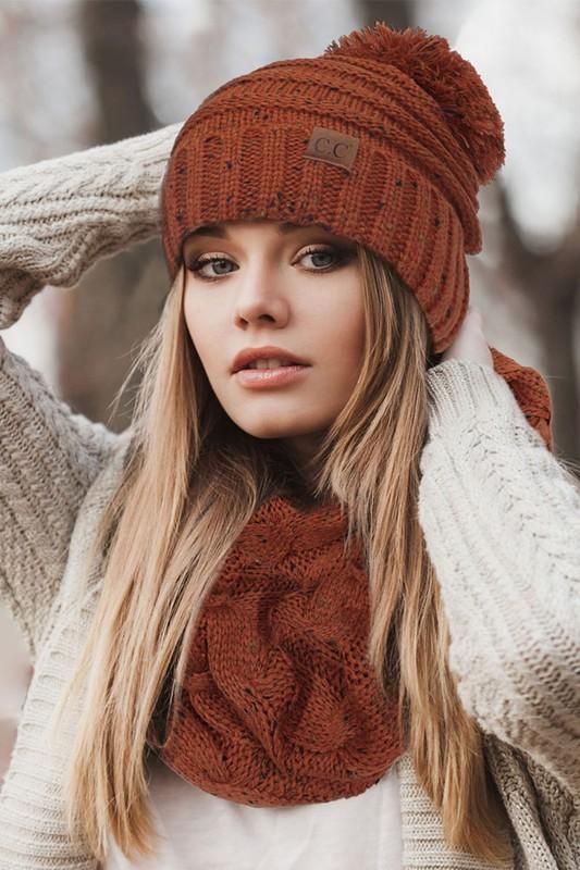 Вязаная шапка с помпоном – модный хит этой зимы