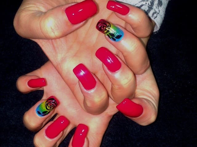 Красный лак для ногтей