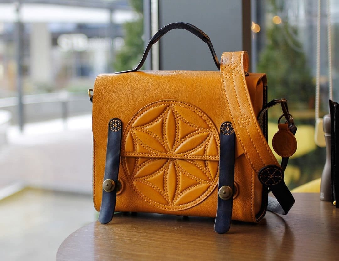 Как выглядит сумка-мессенджер?