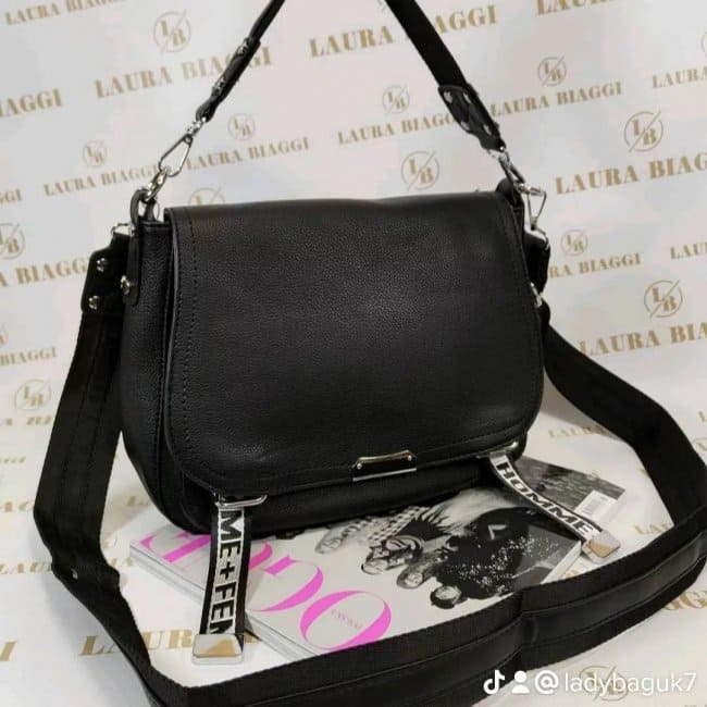 Черная сумка-мессенджер с двумя ремнями разной ширины и современным декором.