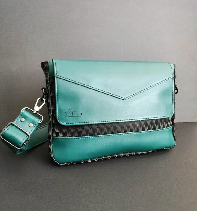 Интересное сочетание сумки-мессенджера с бирюзовым клатчем плюс ткань 3D.