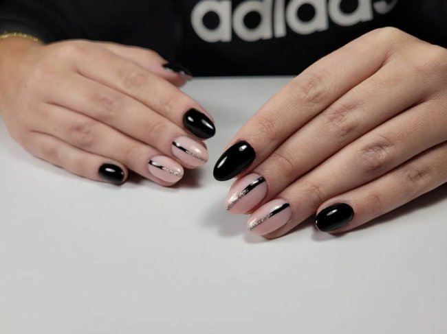 черный и кремовый