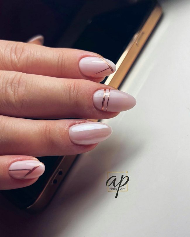 золотые украшения на розовых ногтях