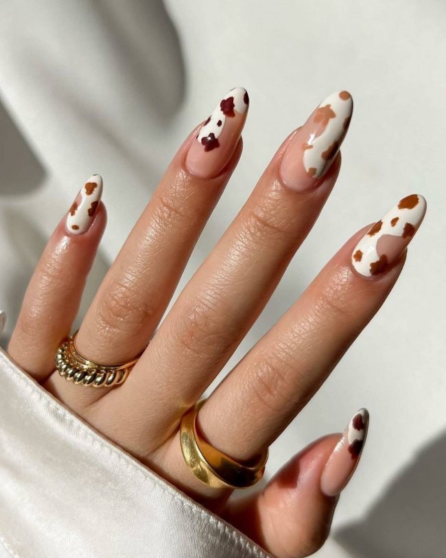 Коровьи пятна на ногтях