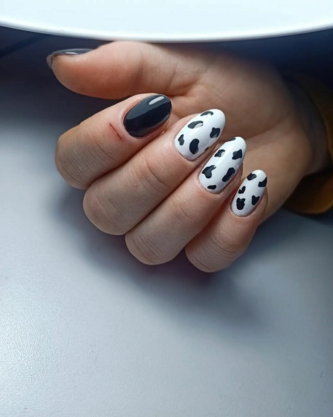 Коровьи пятна на ногтях