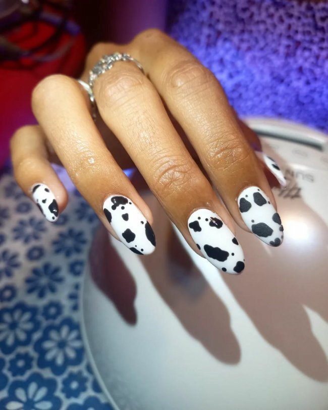 Коровьи пятна на ногтях