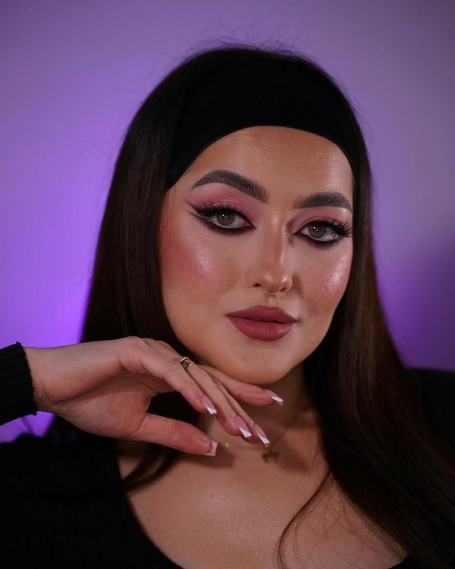 Влажный макияж для брюнетки в более сильном варианте.