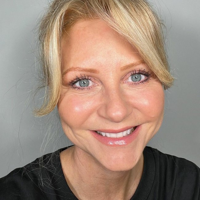 Влажный макияж - деликатная версия.