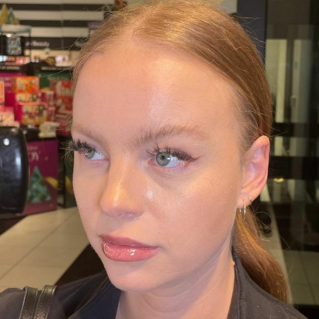 Влажный макияж с наращенными ресницами.