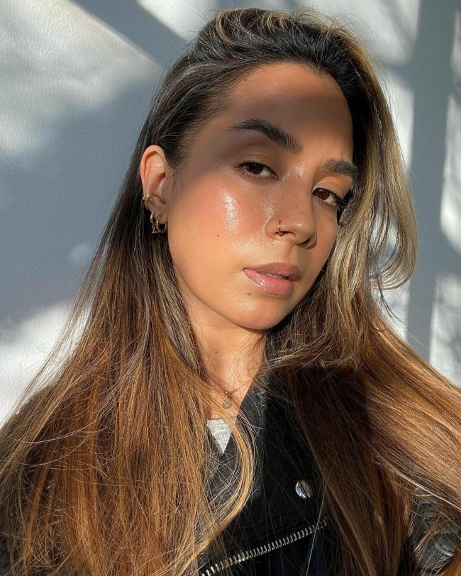 Нежный влажный макияж.