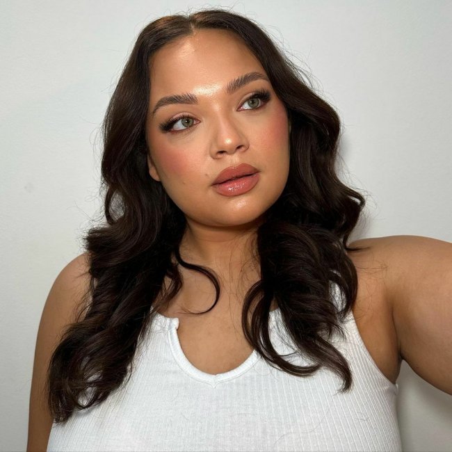 Влажный макияж для красивой брюнетки.