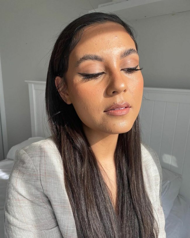 Влажный макияж с наращенными ресницами.