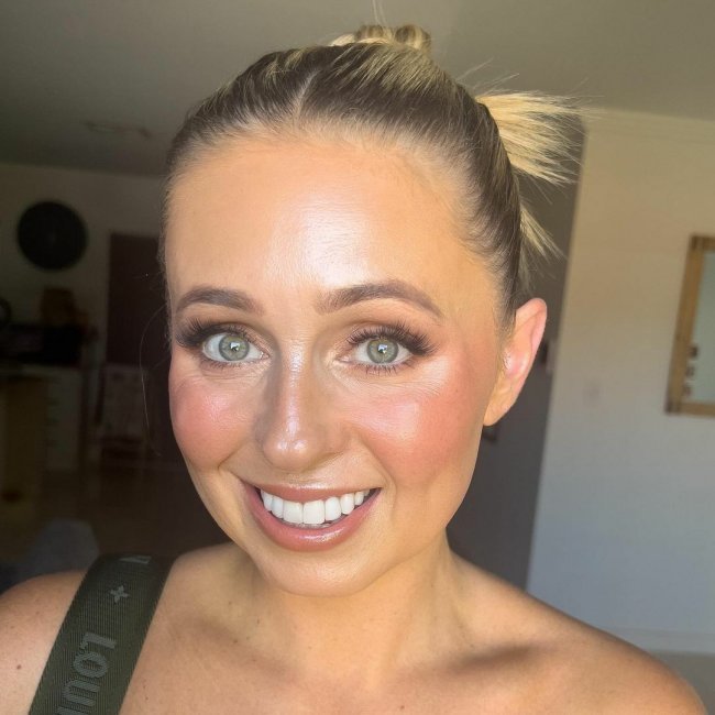 Влажный макияж для проблемной кожи.