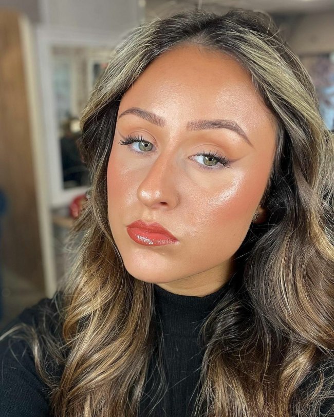 Влажный макияж для квадратного лица.