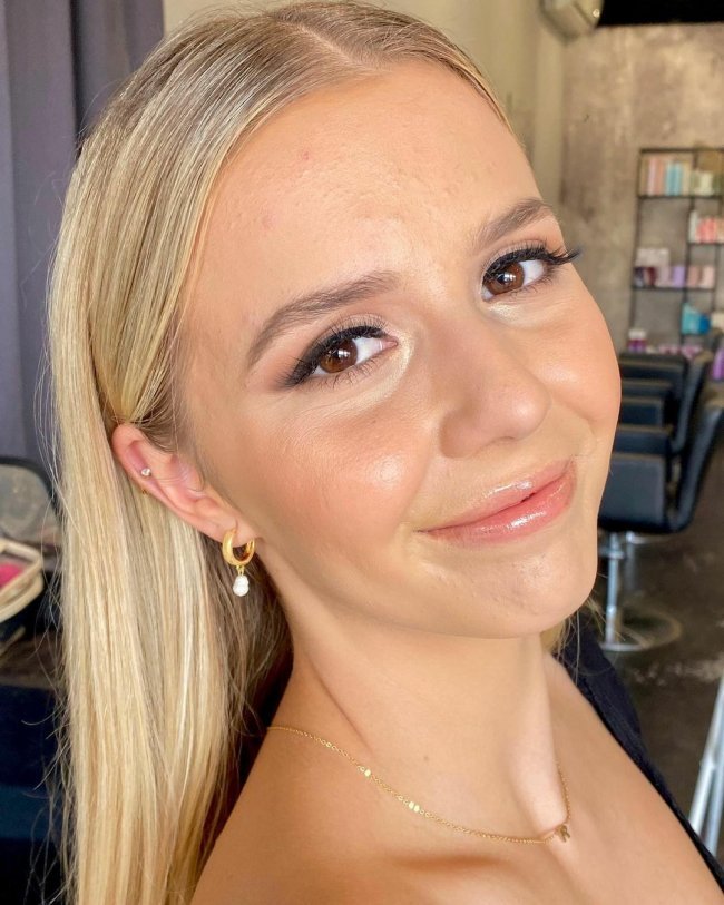 Влажный макияж для блондинок.