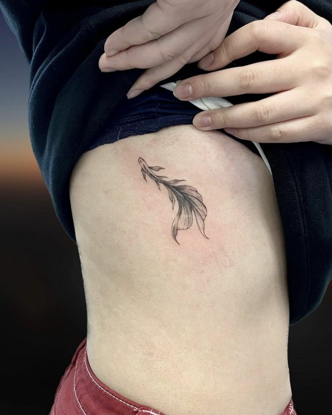 Тату на ребрах для девушек