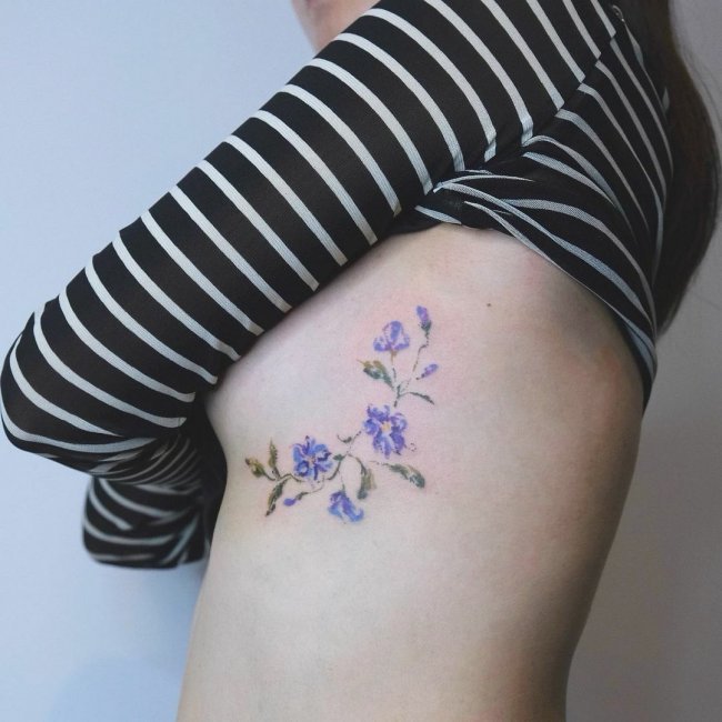 Тату на ребрах для девушек