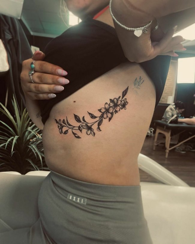 Тату на ребрах для девушек