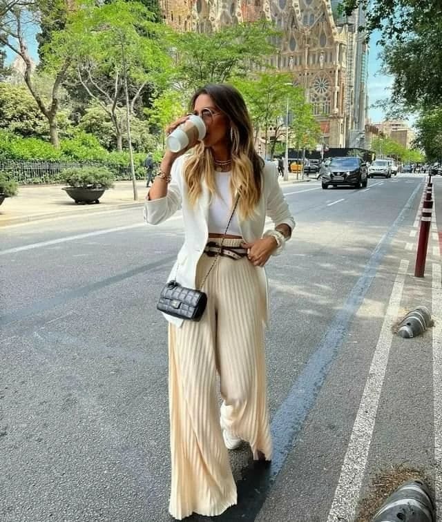 Белая майка с широкими штанами 