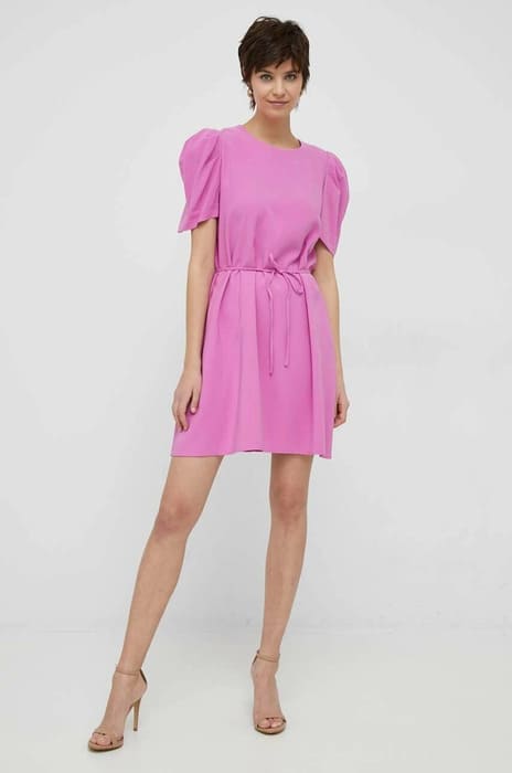 Розовое платье в свободном крое 