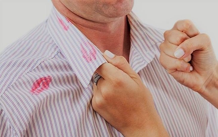 Как отстирать помаду с одежды: 10 эффективных средств
