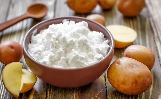 Вотрите крахмал в носки и пятки туфель