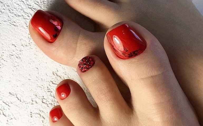 Красный педикюр на ногах