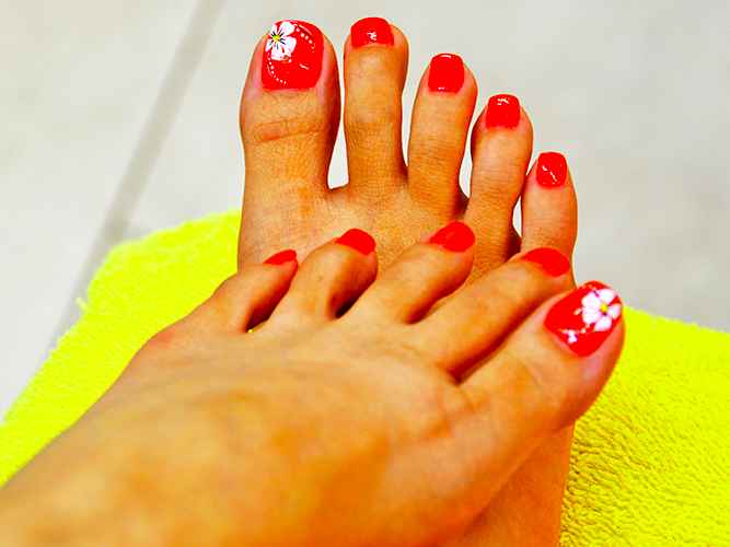 Красный педикюр на ногах