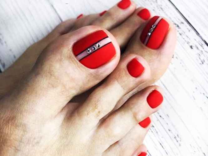 Красный педикюр