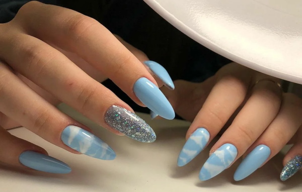 Маникюр с облаками