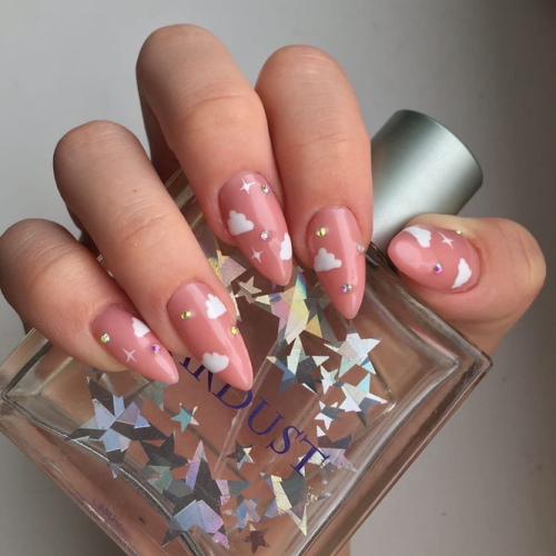 Маникюр с облаками