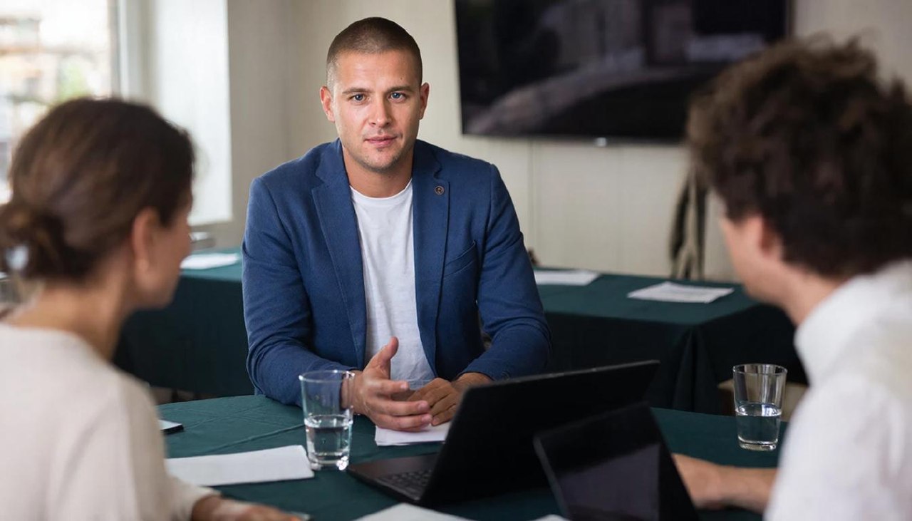 Футболка под пиджак: правила стиля для бизнес-переговоров